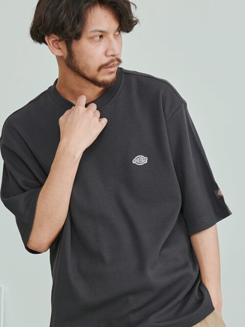 「Dickies、ワッフル、ディッキーズ(Dickies)、Tシャツコーデ、シンプルTシャツ、ブランドロゴ」｜「Dickiesの『Dickies/ディッキーズ』ワッフル袖リブ半袖TEE（Tシャツ/カットソー、ブラック系）」を使った、SILVER BULLET ZOZOTOWN OFFICIALさん（メンズ・170cm）の春コーディネートの1枚目の写真
