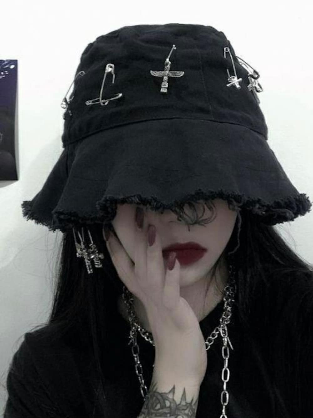 KOM（ドットコム）の「『.KOM/ドットケーオーエム』クロス安全ピン付き