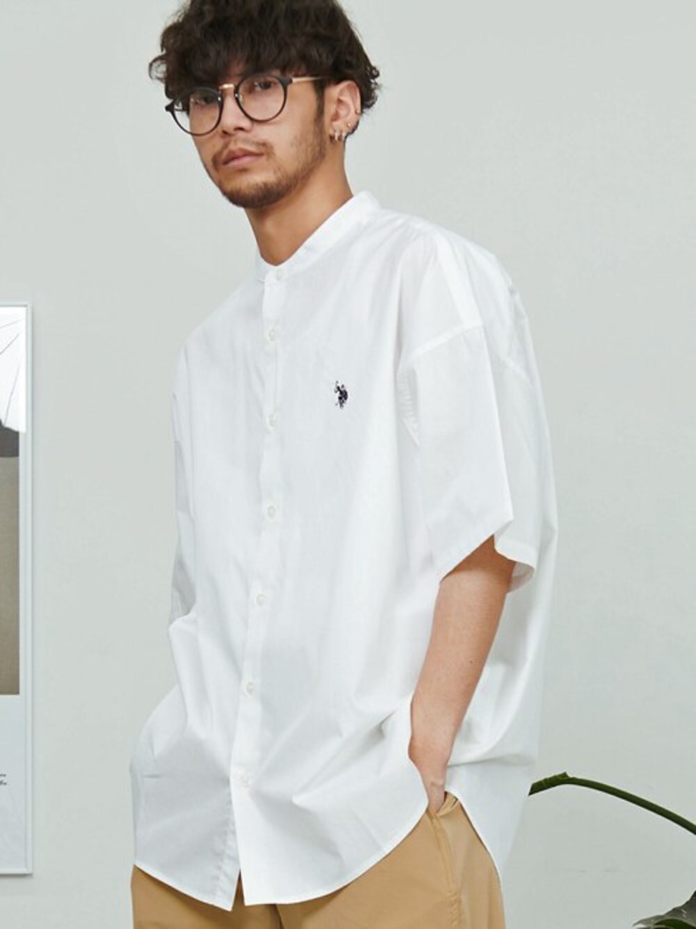 「POLO、メンズシャツ、バンドカラーシャツ、シンプルシャツ、レディースシャツ、ユニセックスコーデ、ユニセックスシャツ、U.S.POLO ASSN.、ブランドロゴ」｜「U.S. POLO ASSN.の『U.S. POLO ASSN/ユーエスポロアッスン』ワンポイントロゴバンドカラー半袖シャツ（シャツ/ブラウス、ホワイト系）」を使った、SILVER BULLET ZOZOTOWN OFFICIALさん（メンズ・170cm）の夏コーディネートの1枚目の写真