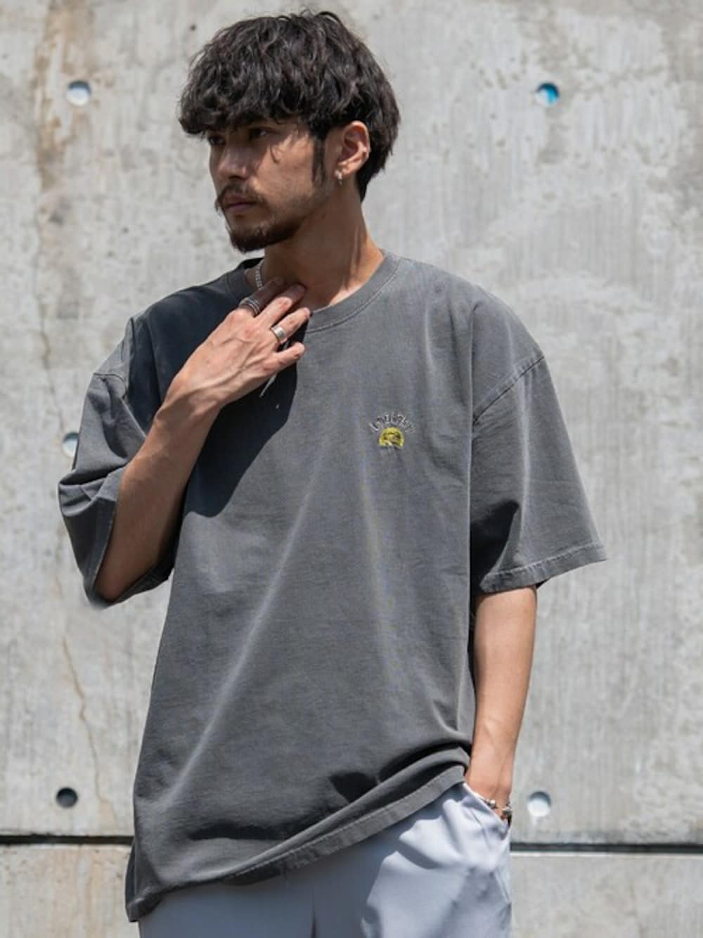 「トレンドコーデ、ワンポイント、刺繡、ピグメント、ワンポイント刺繍、ピグメントTシャツ、刺繡入り」｜「SILVER BULLETの『CavariA/キャバリア』ピグメント刺繍TEE（Tシャツ/カットソー、ブラック系）」を使った、SILVER BULLET ZOZOTOWN OFFICIALさん（メンズ・170cm）の夏コーディネートの1枚目の写真