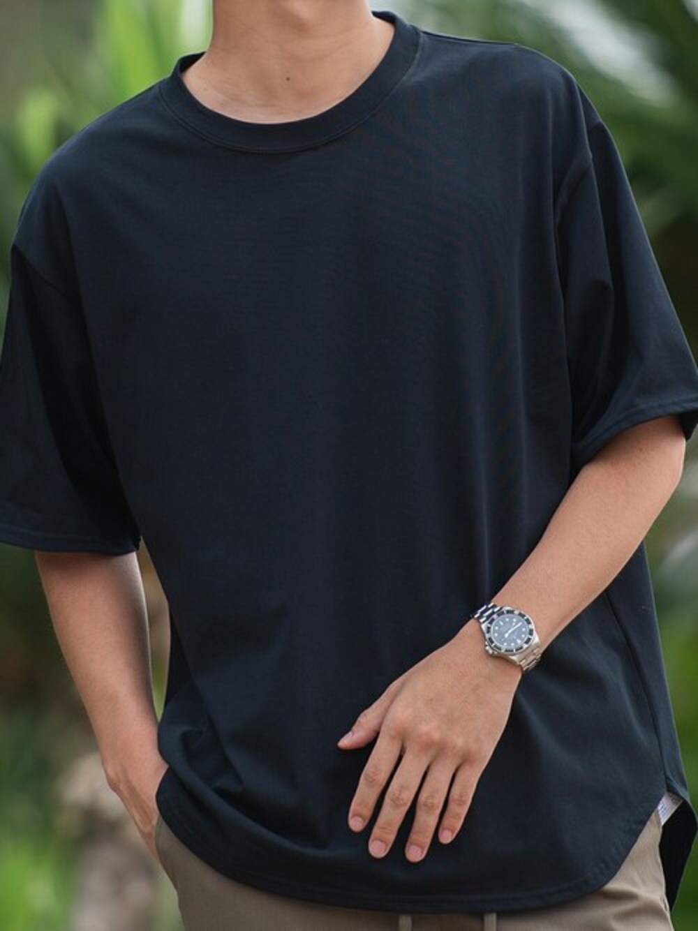 ホワイト系のTシャツ/カットソーを着用したメンズの夏コーディネートの1枚目の写真