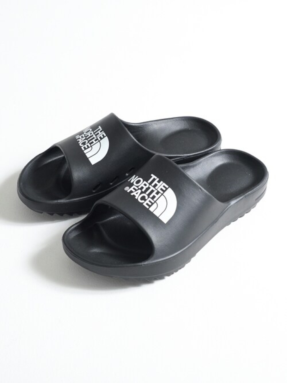 「ユニセックス、サンダル、THE NORTH FACE、ノースフェイス、クッション、リカバリーサンダル、ユニセックスアイテム、ユニセックスサンダル、スリップ防止」｜「THE NORTH FACEの『THE NORTH FACE/ザノースフェイス』RECOVERY SLIDE（サンダル、ブラック系）」を使った、SILVER BULLET ZOZOTOWN OFFICIALさん（メンズ・175cm）の夏コーディネートの1枚目の写真