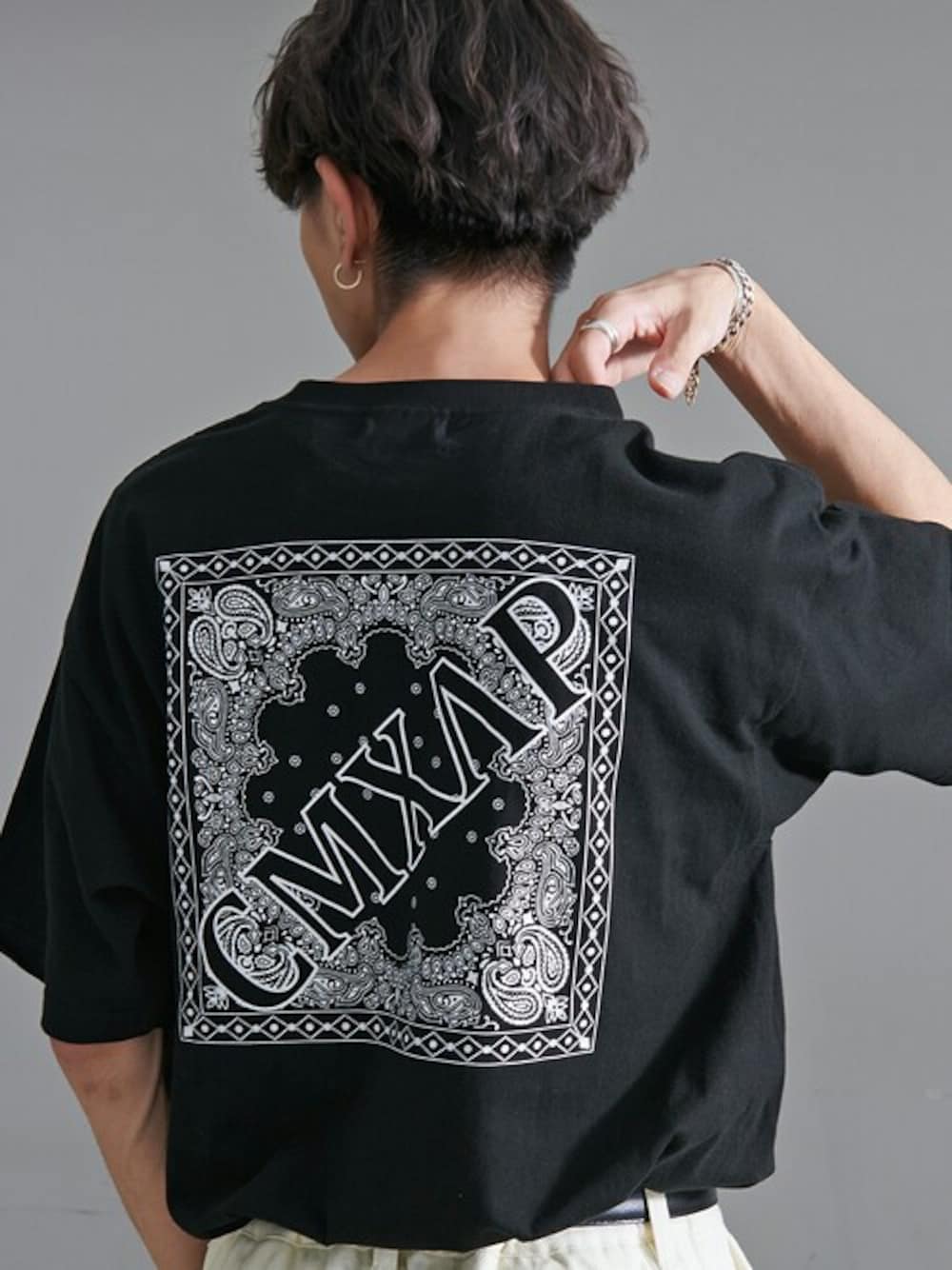 「ss、プリントTシャツ、バンダナ、バンダナ柄、バックプリント、CMXAP」｜「SILVER BULLETの『SILVER BULLET SELECT AP/シルバーバレットセレクト』ペイズリープリントTEE（Tシャツ/カットソー、ブラック系）」を使った、SILVER BULLET ZOZOTOWN OFFICIALさん（メンズ・176cm）の夏コーディネートの1枚目の写真