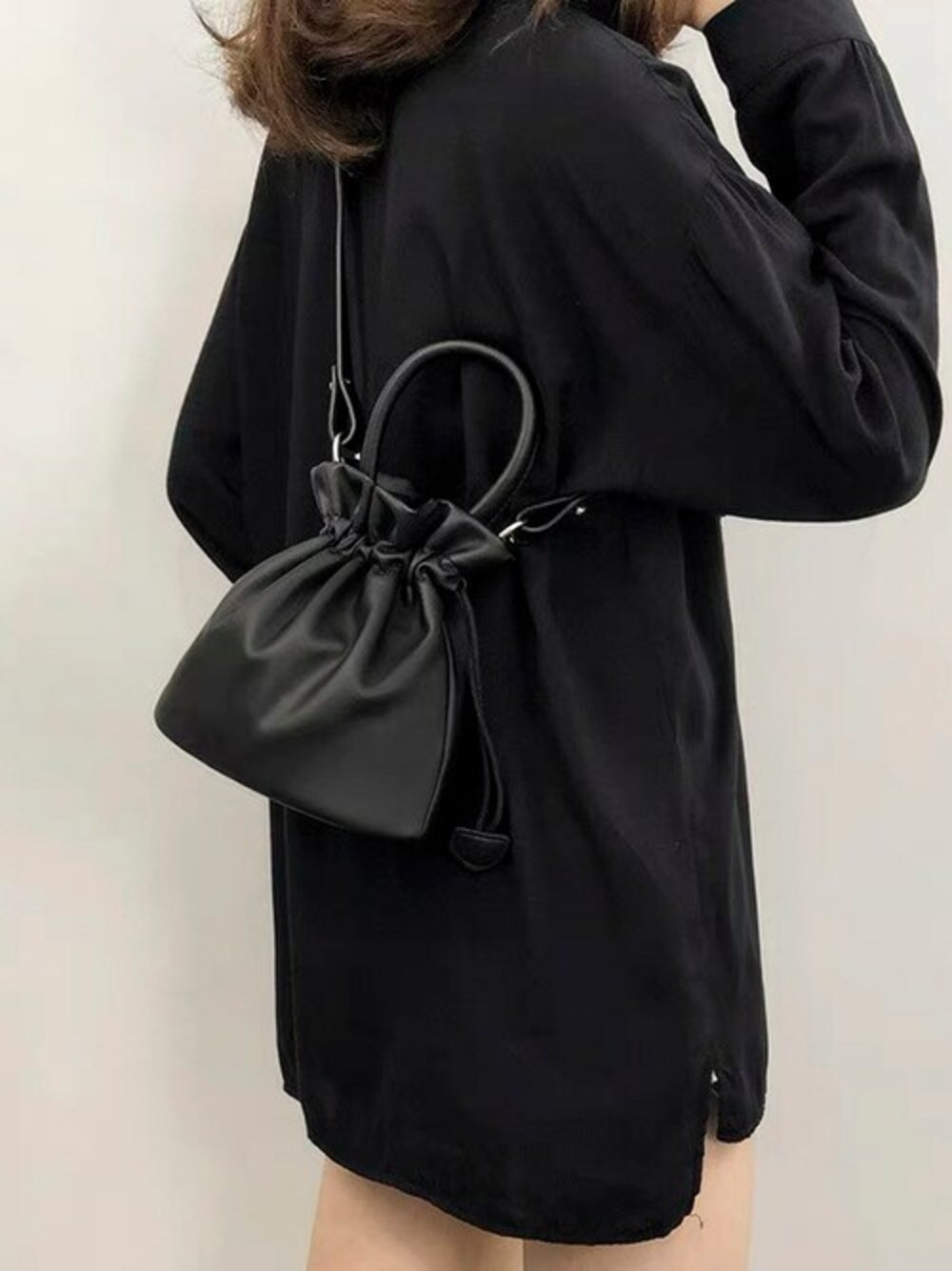 「ショルダーバッグ、ハンドバッグ、２ＷＡＹ、ミニショルダー、フェイクレザー、ミニバッグ、2WAYﾊﾞｯｸﾞ、光沢」｜「.KOMの『.KOM/ドットケーオーエム』フェイクレザー巾着ショルダーバッグ（ショルダーバッグ、ブラック系）」を使った、SILVER BULLET ZOZOTOWN OFFICIALさん（レディース・163cm）の夏コーディネートの1枚目の写真