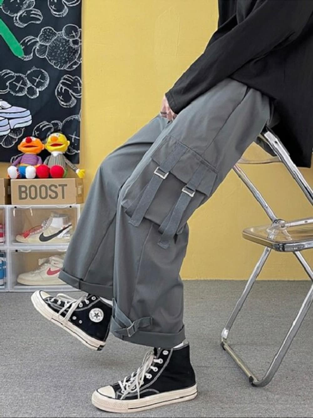 「ブラックコーデ、カーゴパンツ、ワイドパンツ、ロールアップ、ホワイトパンツ、ベルト付き、グレーパンツ、ユニセックスコーデ」｜「.KOMの『.KOM/ドットケーオーエム』サイドベルトカーゴパンツ（カーゴパンツ、グレー系）」を使った、SILVER BULLET ZOZOTOWN OFFICIALさん（メンズ・175cm）の秋コーディネートの1枚目の写真