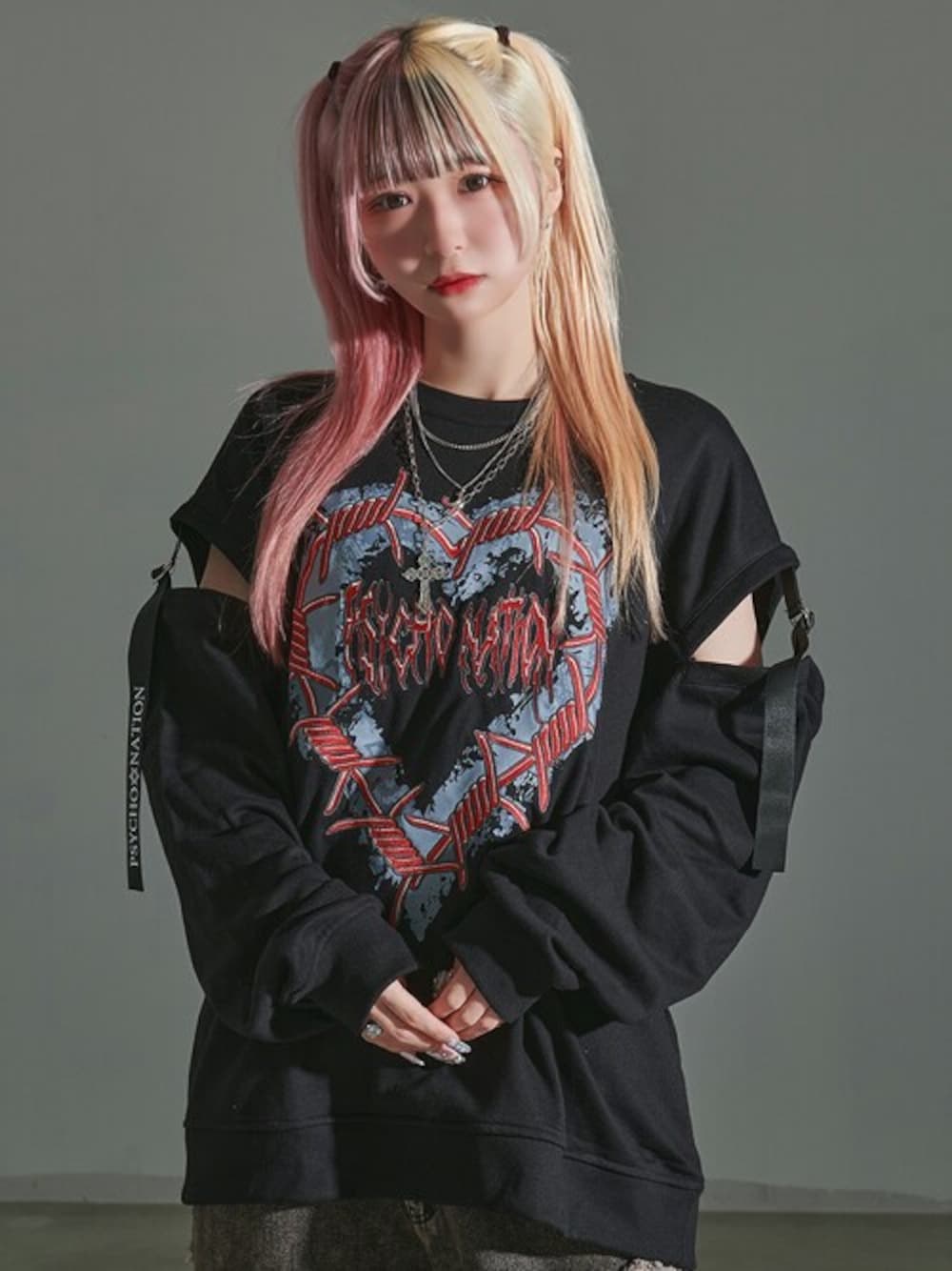 「前面プリント(柄・デザイン)、ストリート、トレーナー、ワンポイント、長袖Tシャツ、病み系、ハートプリント、ショルダーベルト、PSYCHONATION、サイコネーション」｜「SILVER BULLETの『PSYCHO NATION/サイコネーション』ショルダーベルトトレーナー（スウェット、ブラック系）」を使った、SILVER BULLET ZOZOTOWN OFFICIALさん（レディース・163cm）の秋コーディネートの1枚目の写真
