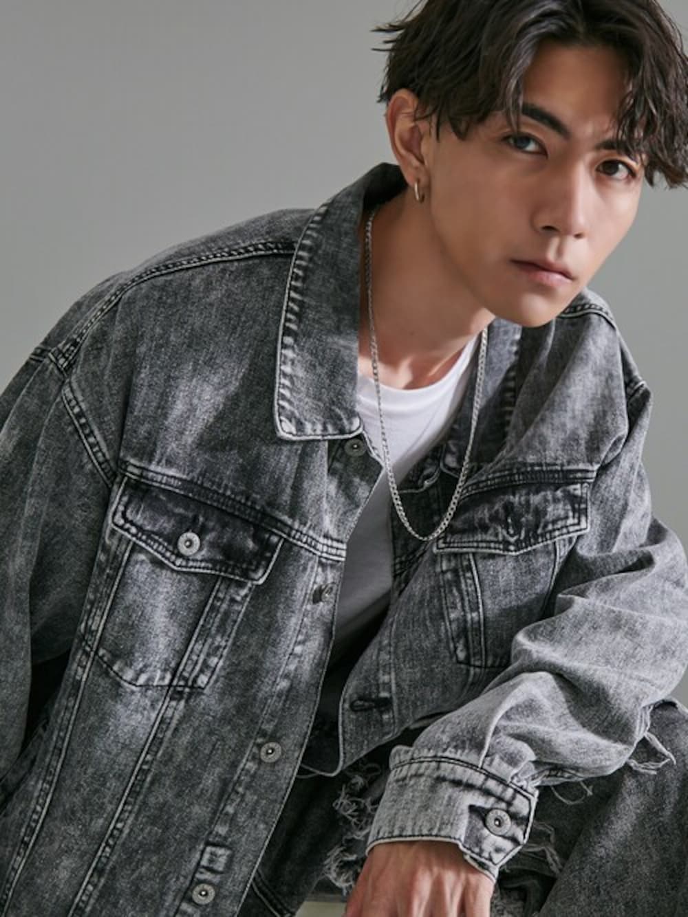 「デニムジャケット、ブラックコーデ、オーバーサイズ、Gジャン、ケミカルウォッシュ、ライトアウター、ブルーコーデ、ヴィンテージライク、ピグメント、アウターコーデ」｜「SILVER BULLETの『CavariA/キャバリア』オーバーサイズケミカルGジャン（デニムジャケット、ブラック系）」を使った、SILVER BULLET ZOZOTOWN OFFICIALさん（メンズ・176cm）の秋コーディネートの1枚目の写真