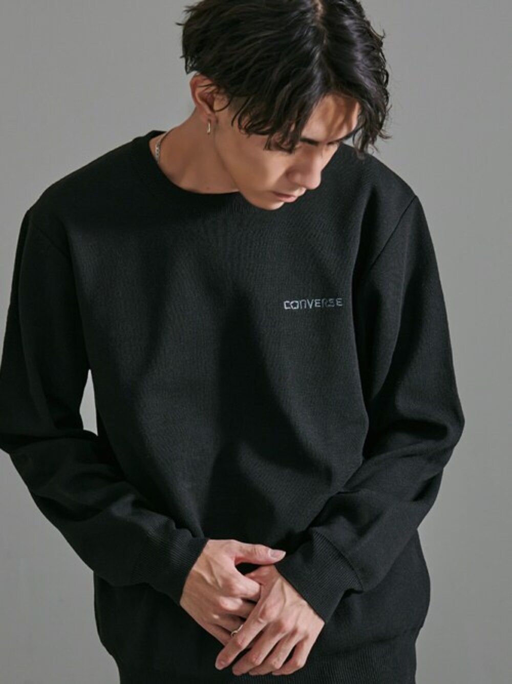 ブラック系のニット/セーターを着用したメンズの秋コーディネートの1枚目の写真