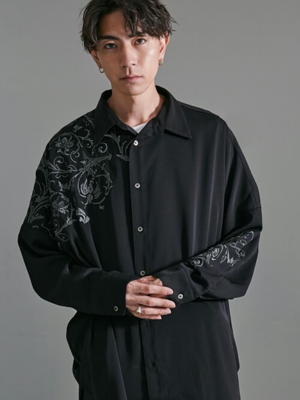 ブラック系のシャツ/ブラウスを着用したメンズの秋コーディネートの1枚目の写真