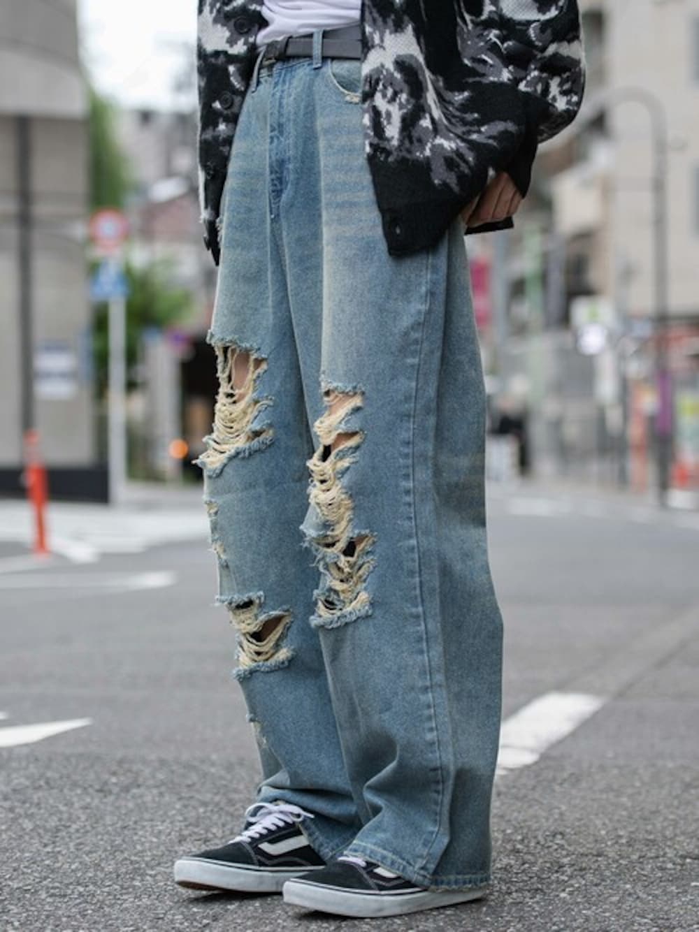 「モード系、ワイドパンツ、デニムパンツ、ゆったりコーデ、ワイドデニム、オーバーダイ、色落ち加工、オーバーダイデニム」｜「SILVER BULLETの『CavariA/キャバリア』オーバーダイダメージワイドデニムパンツ（デニムパンツ、ブルー系）」を使った、SILVER BULLET ZOZOTOWN OFFICIALさん（メンズ・176cm）の冬コーディネートの1枚目の写真
