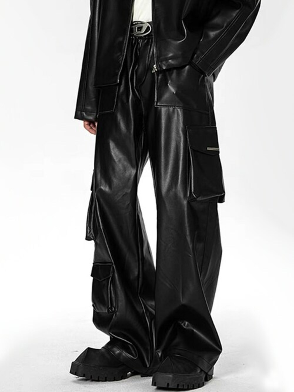 ブラック系のカーゴパンツを着用したメンズの冬コーディネートの1枚目の写真