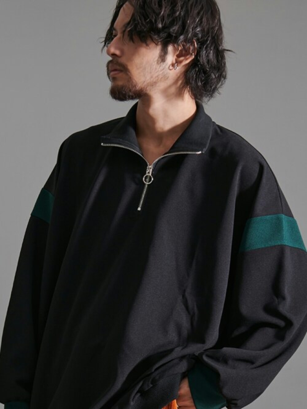 「カットソー、長袖カットソー、切り替え、ハーフジップ」｜「SILVER BULLETの『CavariA/キャバリア』切り替えハーフZIP長袖カットソー（Tシャツ/カットソー、ブラック系）」を使った、SILVER BULLET ZOZOTOWN OFFICIALさん（メンズ・170cm）の冬コーディネートの1枚目の写真