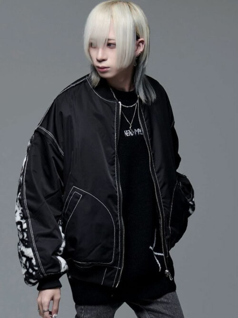 「ブルゾン、MA-1、中綿ジャケット、切り替え、ドロップショルダー、ステッチ」｜「SILVER BULLETの『CavariA/キャバリア』切り替えデザイン中綿MA-1（MA-1、ブラック系）」を使った、SILVER BULLET ZOZOTOWN OFFICIALさん（メンズ・176cm）の冬コーディネートの1枚目の写真