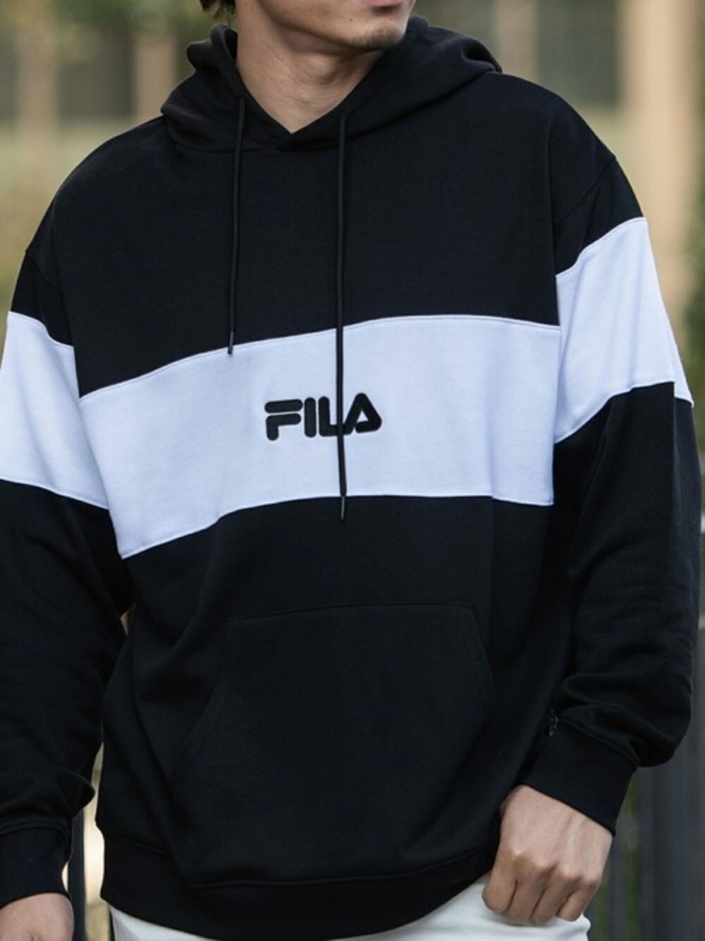 「パーカー、切り替え、FILA、フーディー、フィラ、ブランドロゴ」｜「FILAの『FILA/フィラ』切り替え長袖プルパーカー（パーカー、ブラック系）」を使った、SILVER BULLET ZOZOTOWN OFFICIALさん（メンズ・178cm）の春コーディネートの1枚目の写真