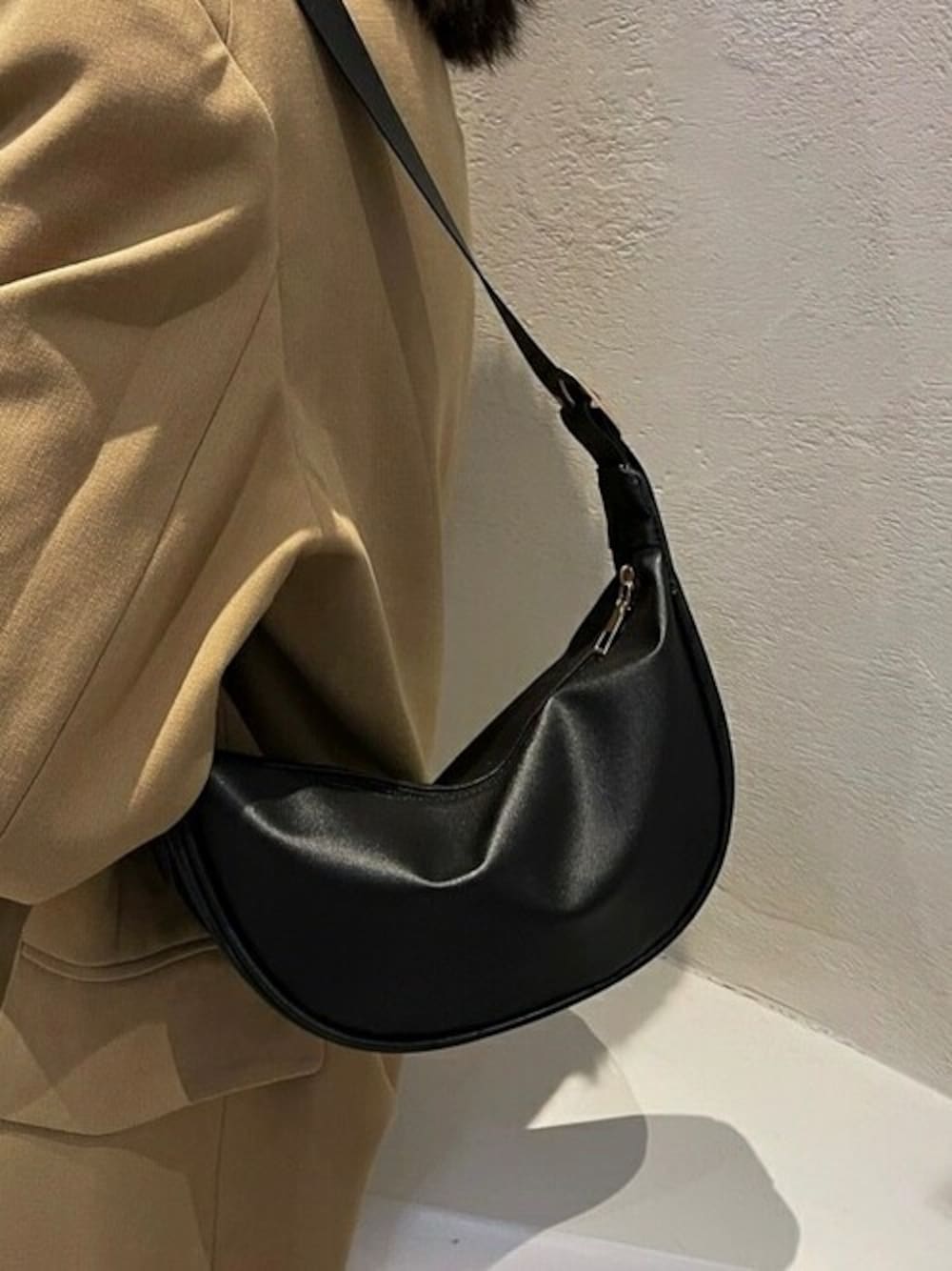 「ユニセックス、ポーチ、ボディバッグ、三日月、ハーフムーンバック、半月」｜「.KOMの『.KOM/ドットケーオーエム』PUレザー三日月型ショルダーバッグ（ボディバッグ/ウエストポーチ、ブラック系）」を使った、SILVER BULLET ZOZOTOWN OFFICIALさん（レディース・163cm）の夏コーディネートの1枚目の写真