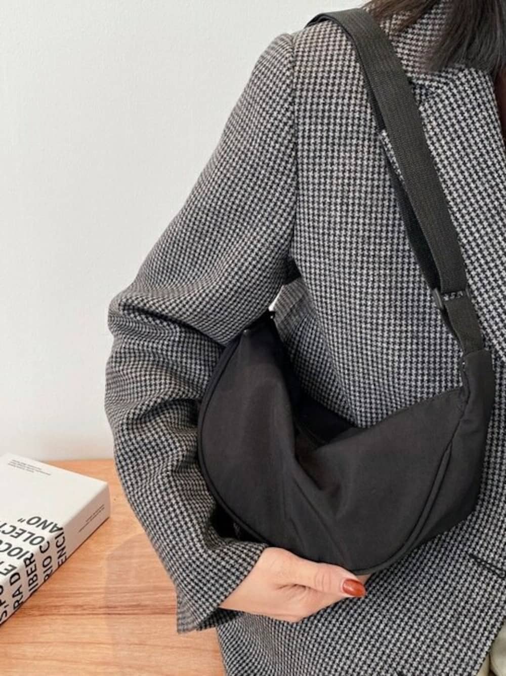 「ユニセックス、ミニバッグ、ポーチ、ボディバッグ、三日月、ハーフムーンバック、半月バッグ」｜「.KOMの『.KOM/ドットケーオーエム』三日月型ショルダーバッグ（ボディバッグ/ウエストポーチ、ブラック系）」を使った、SILVER BULLET ZOZOTOWN OFFICIALさん（メンズ・163cm）の夏コーディネートの1枚目の写真