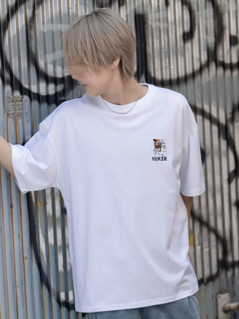 「刺繍、シンプルコーデ、おじさん、サガラ刺繍、ワンポイントTシャツ」｜「SILVER BULLETの『SILVER BULLET SELECT AP/シルバーバレットセレクト』部分サガラ胸刺繍半袖Tシャツ（Tシャツ/カットソー、ホワイト系）」を使った、SILVER BULLET ZOZOTOWN OFFICIALさん（メンズ・171cm）の夏コーディネートの1枚目の写真