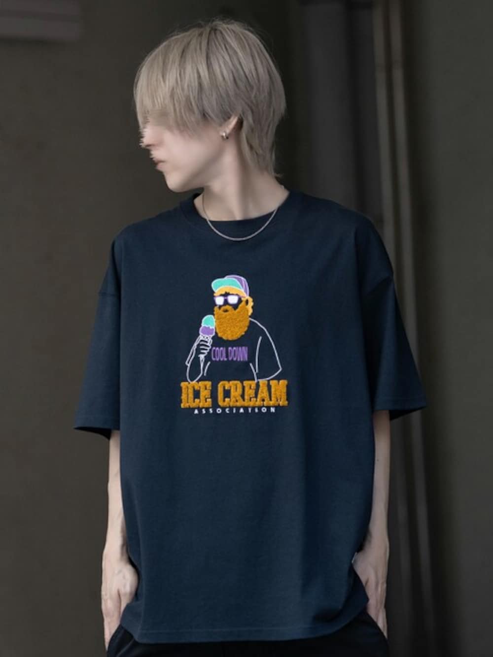 「ポップ、おじさん、ビッグT、サガラ、髭、スナック、ヒゲTシャツ、サガラ刺繍」｜「SILVER BULLETの『SILVER BULLET SELECT AP/シルバーバレットセレクト』部分サガラ大刺繍半袖Tシャツ（Tシャツ/カットソー、ブルー系）」を使った、SILVER BULLET ZOZOTOWN OFFICIALさん（メンズ・171cm）の夏コーディネートの1枚目の写真