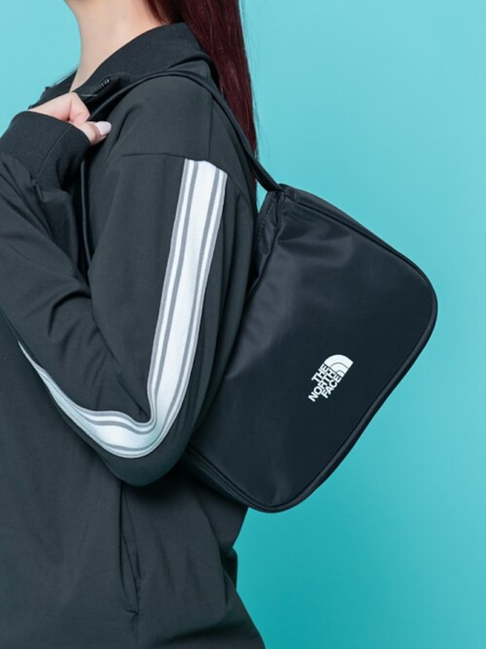 「ハンドバッグ、THE NORTH FACE、ワンポイント、ノースフェイス、northface、スタイリッシュ、ブランドロゴ」｜「THE NORTH FACEの『THE NORTH FACE/ザノースフェイス』BONNEY HABO BAG MINI（ハンドバッグ、ブラック系）」を使った、SILVER BULLET ZOZOTOWN OFFICIALさん（レディース・162cm）の夏コーディネートの1枚目の写真