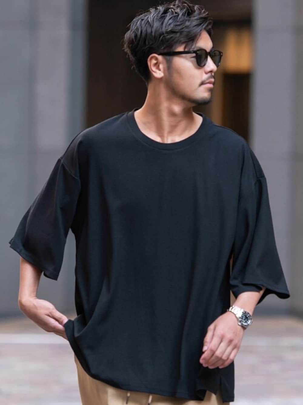 「クルーネック、半袖Ｔシャツ、スリット、速乾、軽量、通気性抜群」｜「SILVER BULLETの『CavariA/キャバリア』クルーネック オーバーサイズTEE 半袖（Tシャツ/カットソー、ブラック系）」を使った、SILVER BULLET ZOZOTOWN OFFICIALさん（メンズ・180cm）の秋コーディネートの1枚目の写真