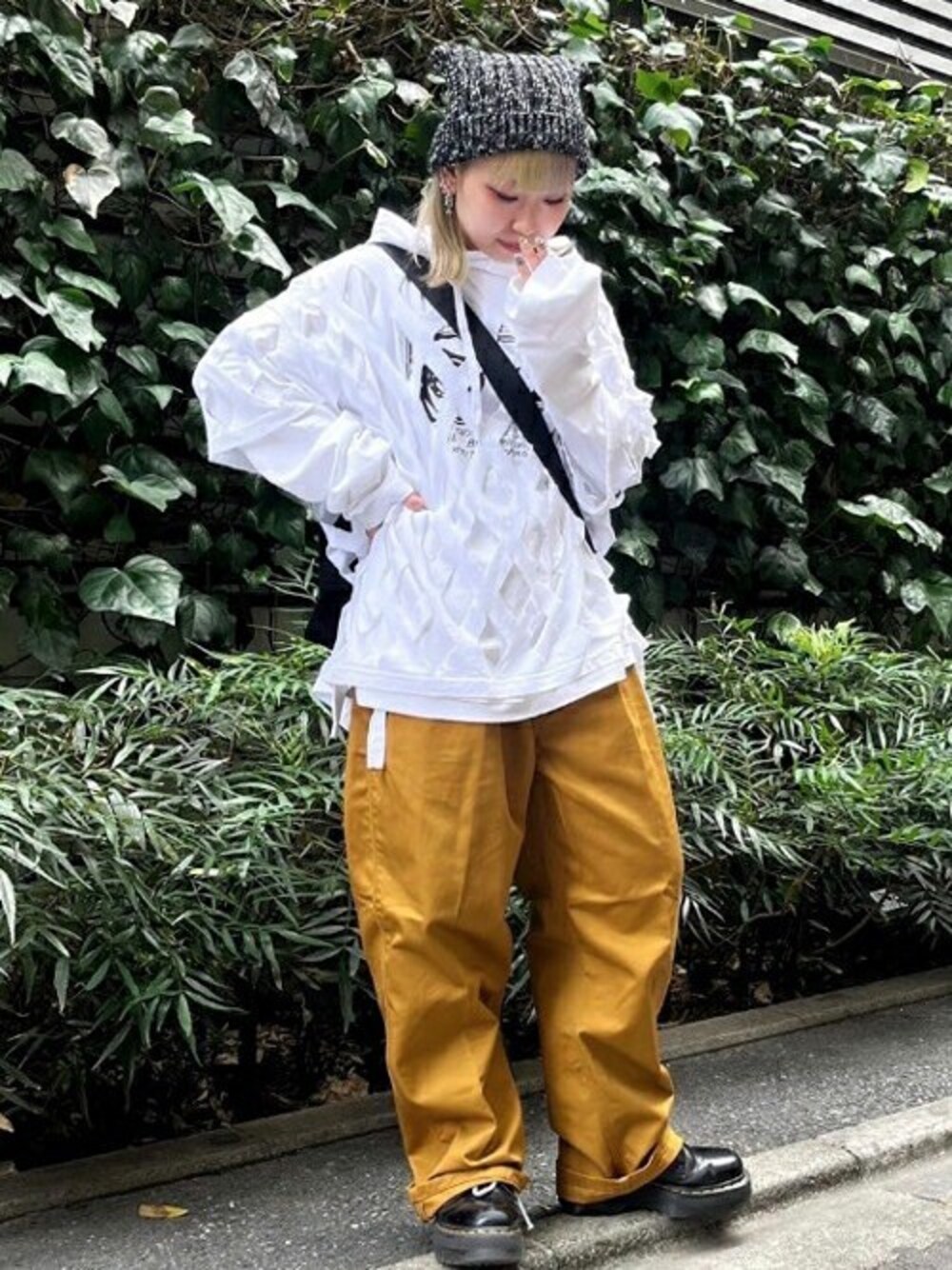 「ビッグシルエット、カジュアル、ホワイト、カラーパンツ、パーカー、ストリート、レイヤードスタイル、休日スタイル、マスタード、秋コーデ」｜「RNAのM1909 ダイヤカットロンＴ（Tシャツ/カットソー、ホワイト系）」を使った、RNA MEDIA ZOZOTOWN STAFFさん（レディース・152cm）の秋コーディネートの1枚目の写真