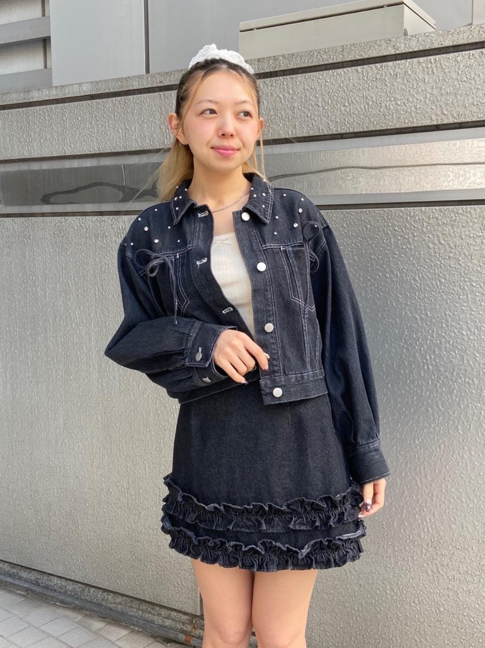 「デニム、モノトーンコーデ、デニム×デニム、マジェスティックレゴン、今日のコーデ、おでかけコーデ、ジャケットコーデ、デニムセットアップ、甘めカジュアル、デニムコーデ 」｜「MAJESTIC LEGONのビジューリボンGジャン（デニムジャケット、ブラック系）」を使った、アラレさん（レディース・160cm）の春コーディネートの1枚目の写真