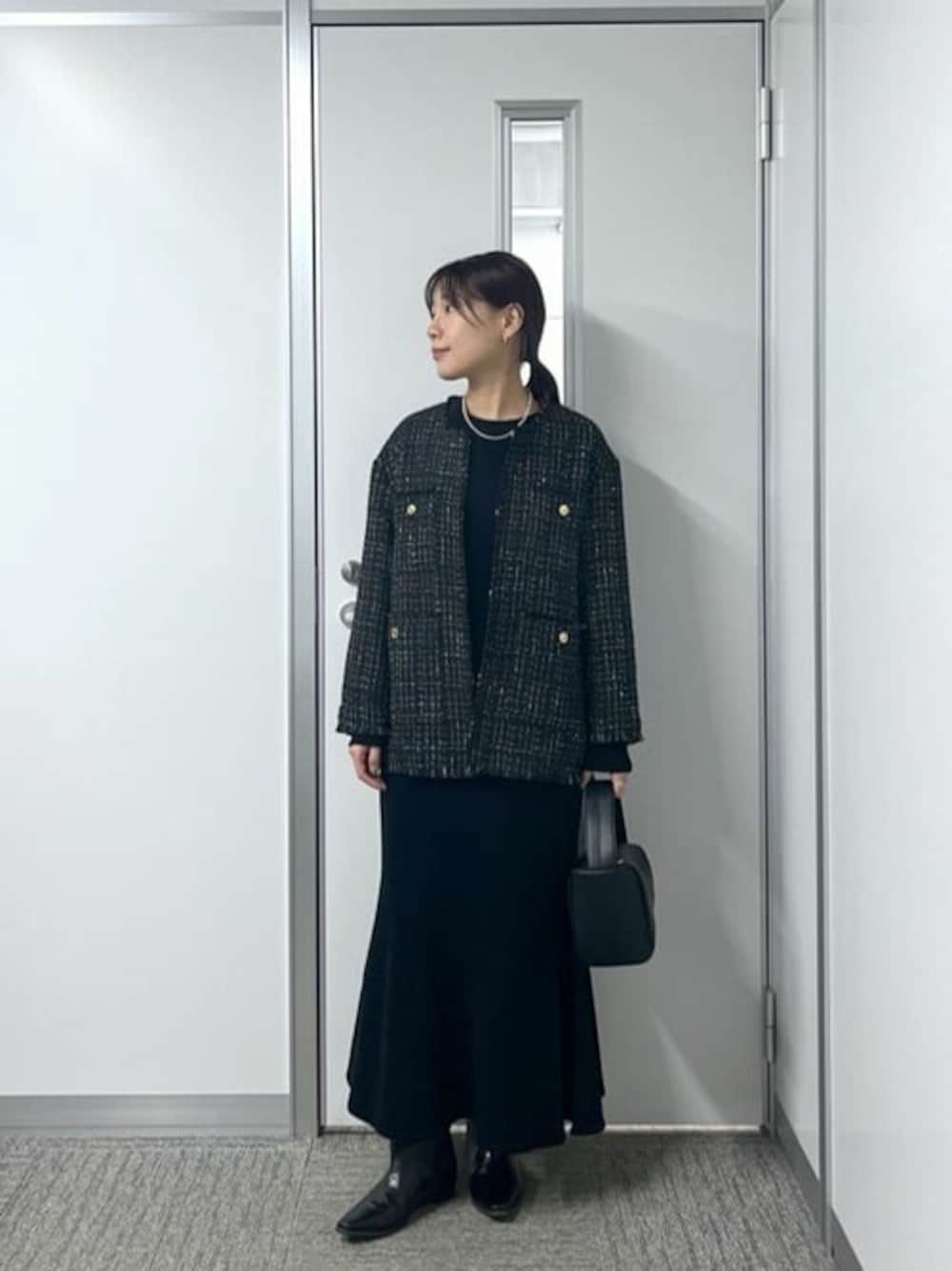 「大人カジュアル、フォーマル、キレイめ、大人コーデ、オケージョン、きれいめカジュアル、大人女子、セレモニー、大人かわいい」｜「un dix corsのノーカラーツイードジャケット（ノーカラージャケット、ブラック系）」を使った、undixcors_officialさん（レディース・162cm）の冬コーディネートの1枚目の写真