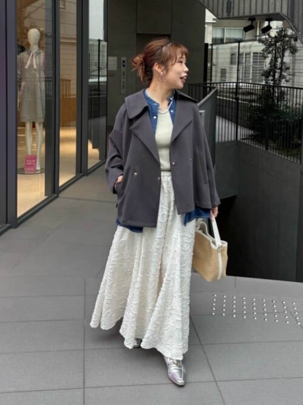 「大人カジュアル、春服コーデ、大人可愛い、大人コーデ、ロングスカート、大人カジュアルコーデ、春カラー、オトナガーリー、大人かわいい、オトナカワイイ、春先取り、いいね、save、フォローお願いします🤑、春コーデ、コート、スカート」｜「un dix corsのひねり金具レザーハンドルカゴバッグ（かごバッグ、ホワイト系）」を使った、undixcors_officialさん（骨格ナチュラル・レディース・157cm）の春コーディネートの1枚目の写真