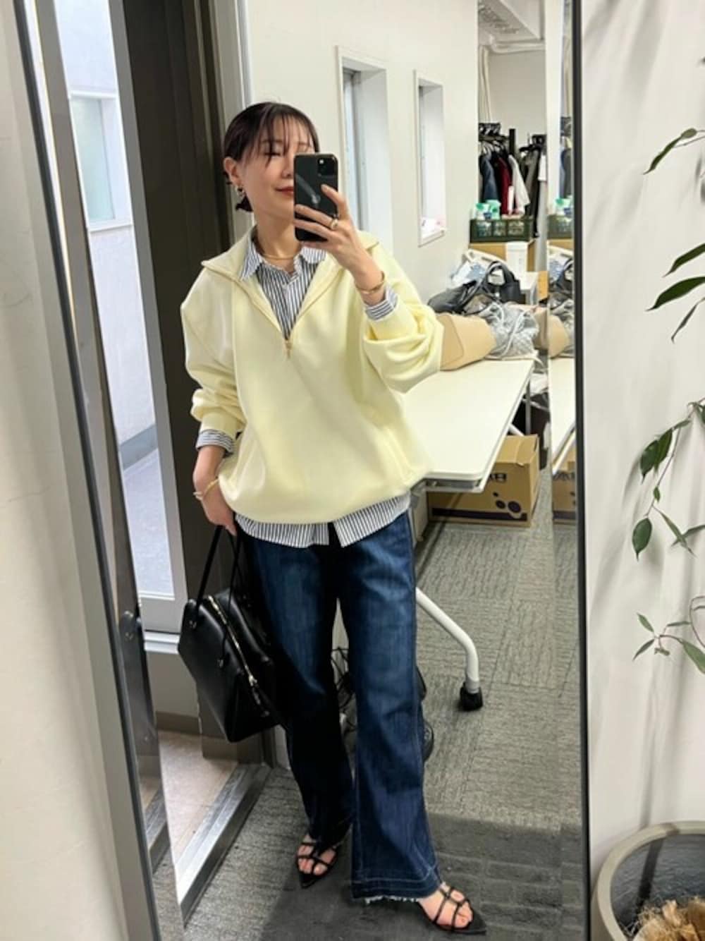 「大人カジュアル、春服コーデ、ゆるコーデ、大人可愛い、大人コーデ、大人カジュアルコーデ、ラクチンコーデ、大人かわいい、楽チンコーデ、レイヤードスタイル、ラフコーデ、春カラー、いいね、save、フォローお願いします🤑、シャツスタイル、デニム」｜「un dix corsのストレートフレアデニム（デニムパンツ、ブルー系）」を使った、undixcors_officialさん（骨格ウェーブ・レディース・162cm）の春コーディネートの1枚目の写真