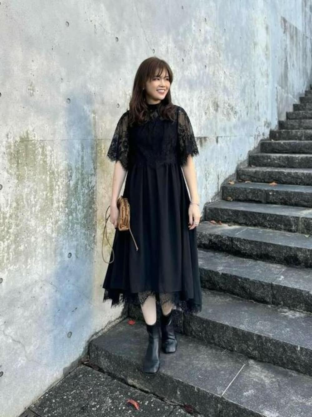 ブラック系のドレスを着用したレディースの冬コーディネートの1枚目の写真