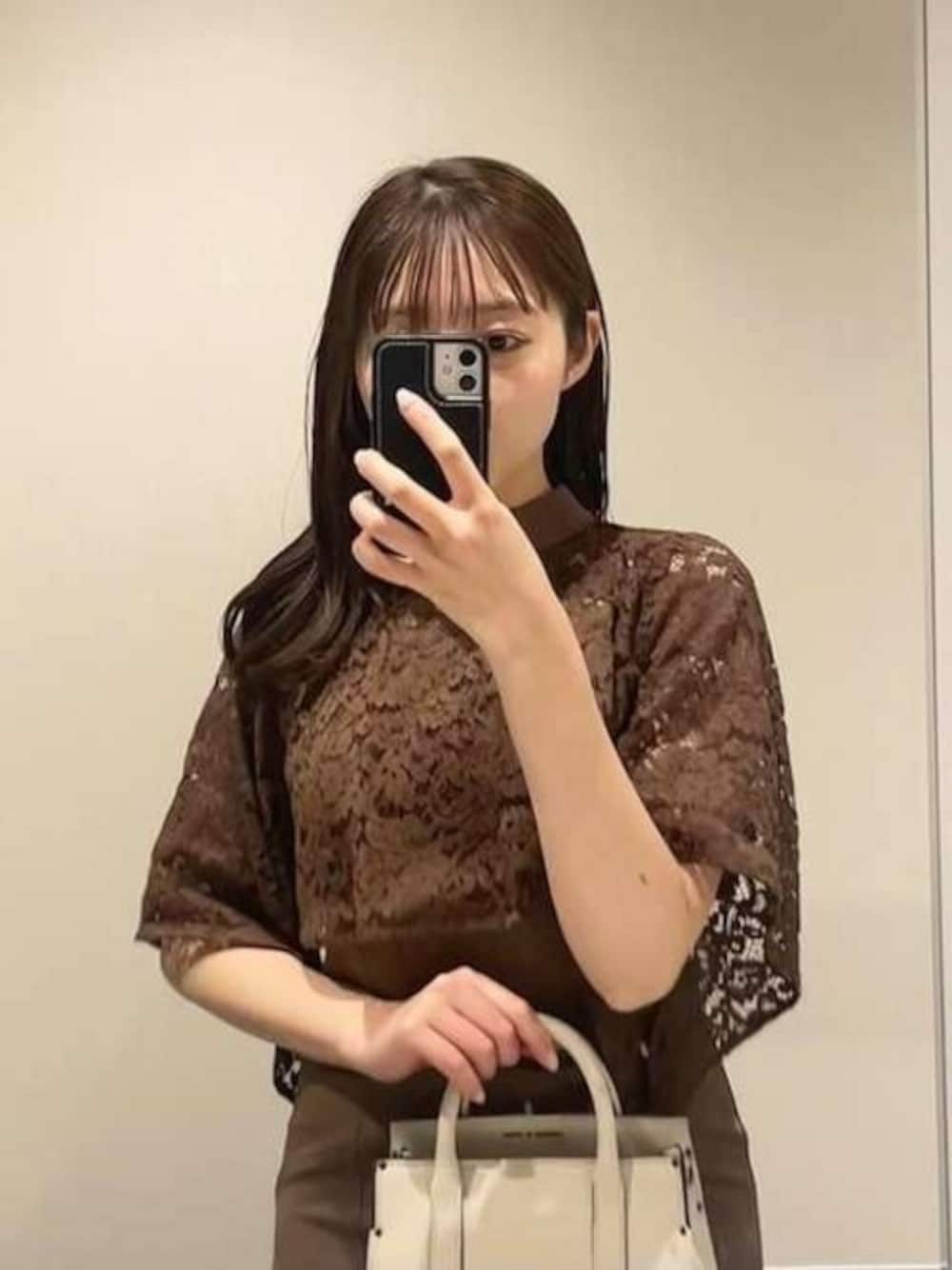 ブラウン系のドレスを着用したレディースの冬コーディネートの1枚目の写真