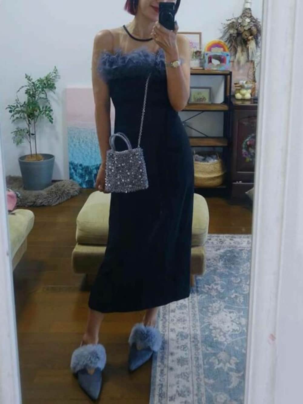 グレー系のドレスを着用したレディースの夏コーディネートの1枚目の写真
