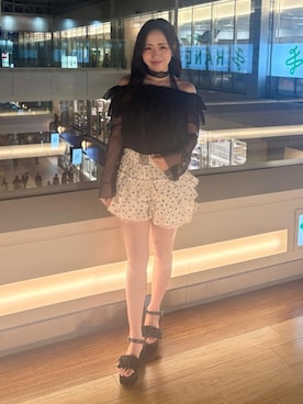 「MAJESTIC LEGON（マジェスティックレゴン）のミルフィーユフリル厚底サンダル（サンダル、ブラック系）」を使った、Nanakoさん（レディース）の春コーディネート