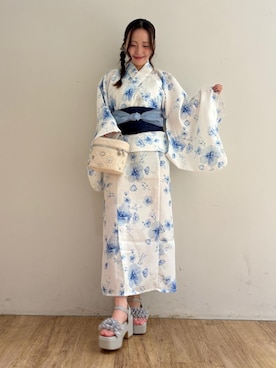 「MAJESTIC LEGON（マジェスティックレゴン）のミルフィーユフリル厚底サンダル（サンダル、グレー系）」を使った、Nanakoさん（レディース）の夏コーディネート
