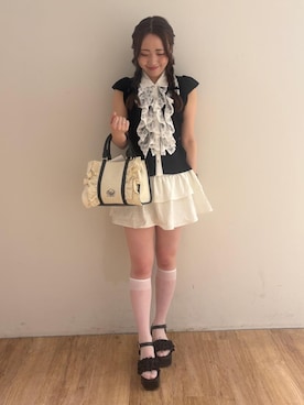 「MAJESTIC LEGON（マジェスティックレゴン）のミルフィーユフリル厚底サンダル（サンダル、ブラック系）」を使った、Nanakoさん（レディース）の夏コーディネート