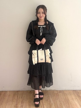 「MAJESTIC LEGON（マジェスティックレゴン）のミルフィーユフリル厚底サンダル（サンダル、ブラック系）」を使った、Nanakoさん（レディース）の夏コーディネート