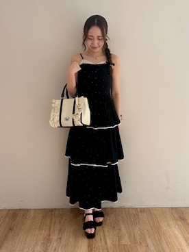 「MAJESTIC LEGON（マジェスティックレゴン）のミルフィーユフリル厚底サンダル（サンダル、ブラック系）」を使った、Nanakoさん（レディース）の夏コーディネート