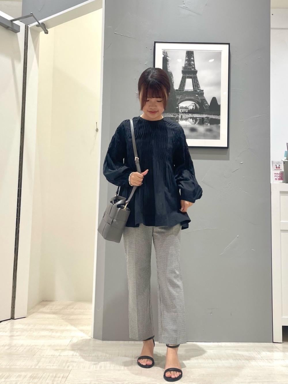 ブラック系のサンダル、グレー系のトートバッグ、ブラック系のシャツ/ブラウスを着用したレディースの夏コーディネートの1枚目の写真