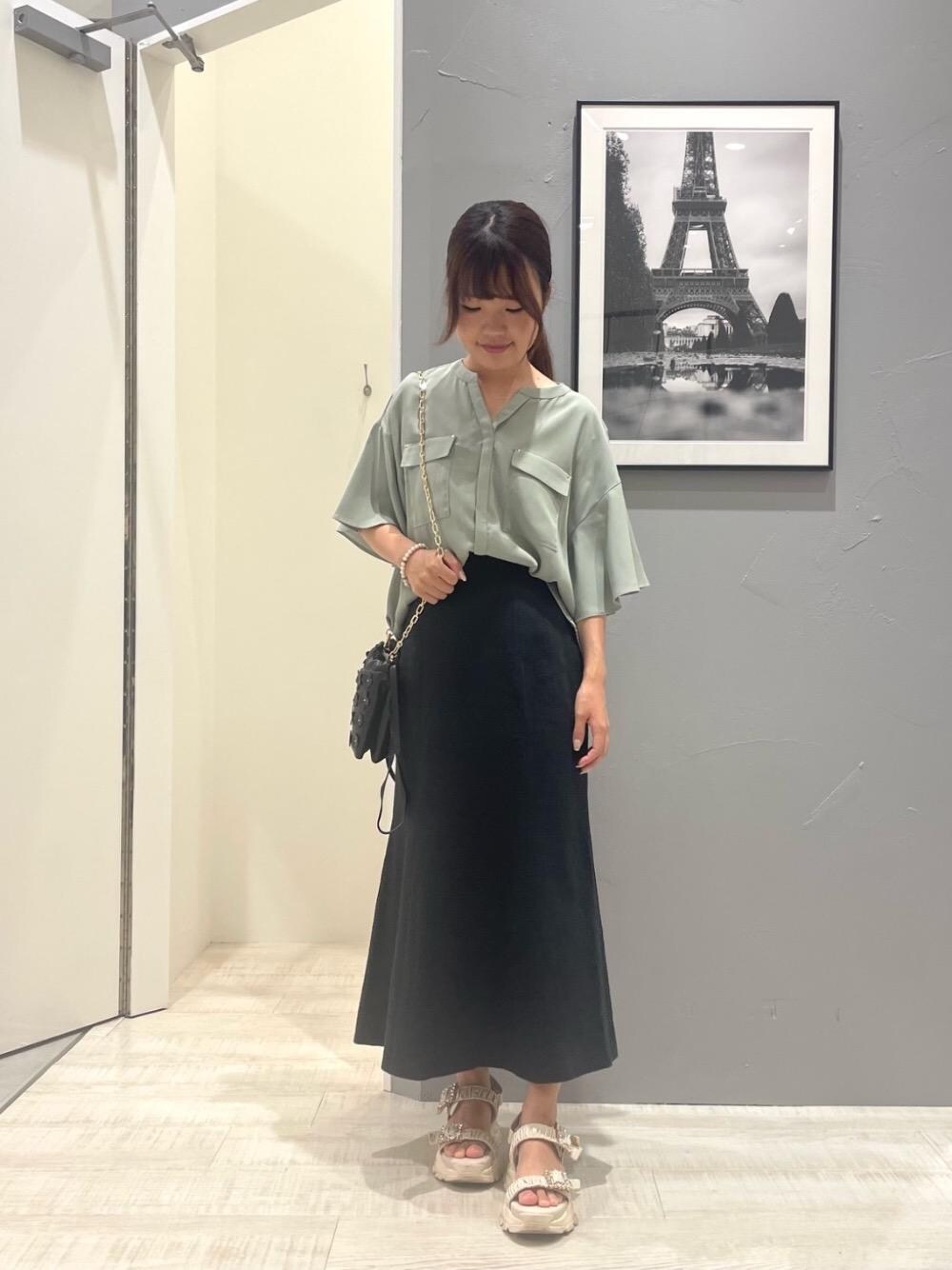 ブラック系のスカート、ブラック系のショルダーバッグを着用したレディースの夏コーディネートの1枚目の写真