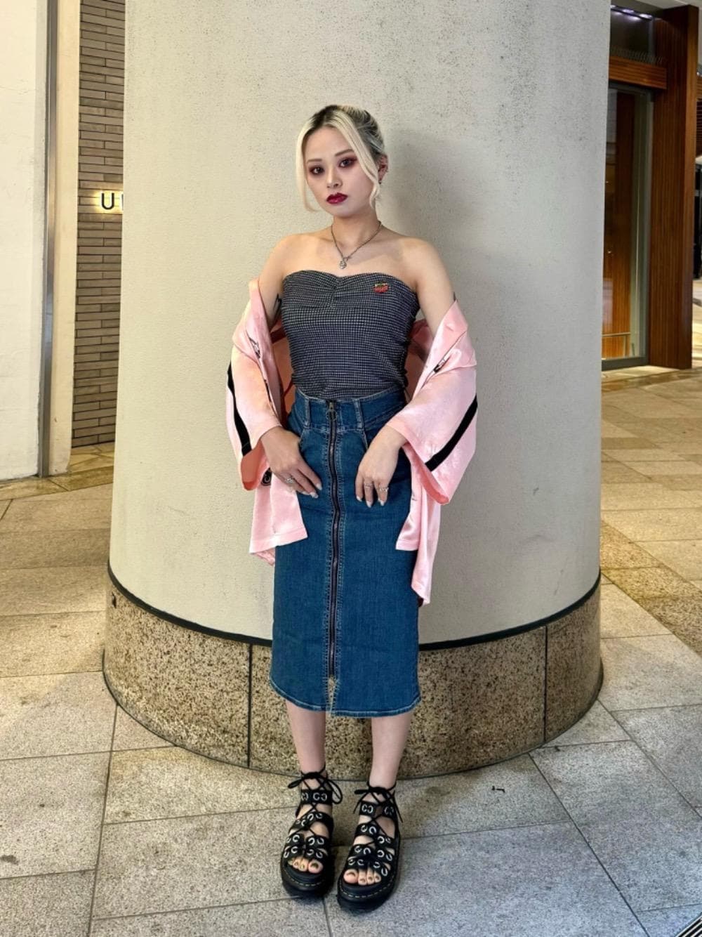 おしゃれデニムチューブトップスカート☆ワンショルダーで女子会コーデにぴったり デニムスカートを使った「チューブトップ」の人気ファッション
