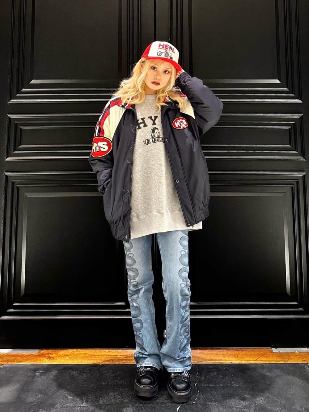 「スウェット、デニム、アウター、ユニセックス、メッシュキャップ、フレアパンツ、ヒステリックグラマー、HYSTERIC GLAMOUR」｜「HYSTERIC GLAMOURのSNAKE LOOP柄デニムフレアパンツ（デニムパンツ、ブルー系）」を使った、aykさん（レディース・157cm）の冬コーディネートの1枚目の写真