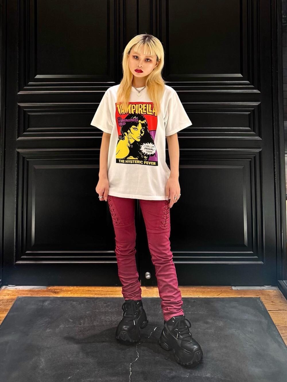 ホワイト系のTシャツ/カットソーを着用したレディースの夏コーディネートの1枚目の写真
