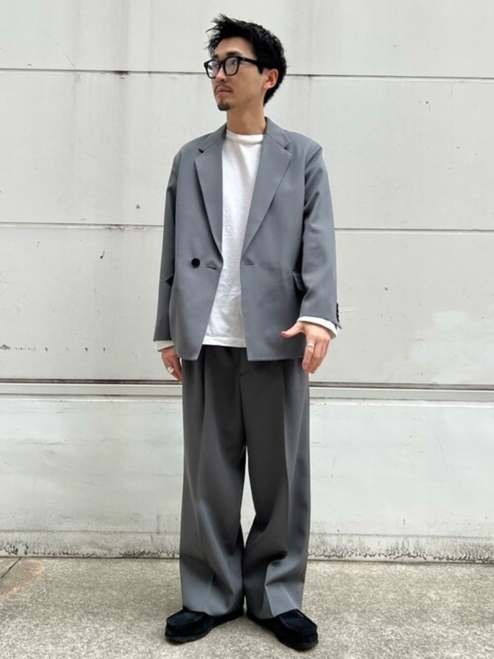 「#セットアップ、#春コーデ、#シンプルコーデ、#無地、#フォーマル、#アースカラー、#PUBLICTOKYO」｜「PUBLIC TOKYOの【セットアップ対応】含浸テーラードジャケット（テーラードジャケット、グレー系）」を使った、takushi nomuraさん（メンズ・173cm）の春コーディネートの1枚目の写真