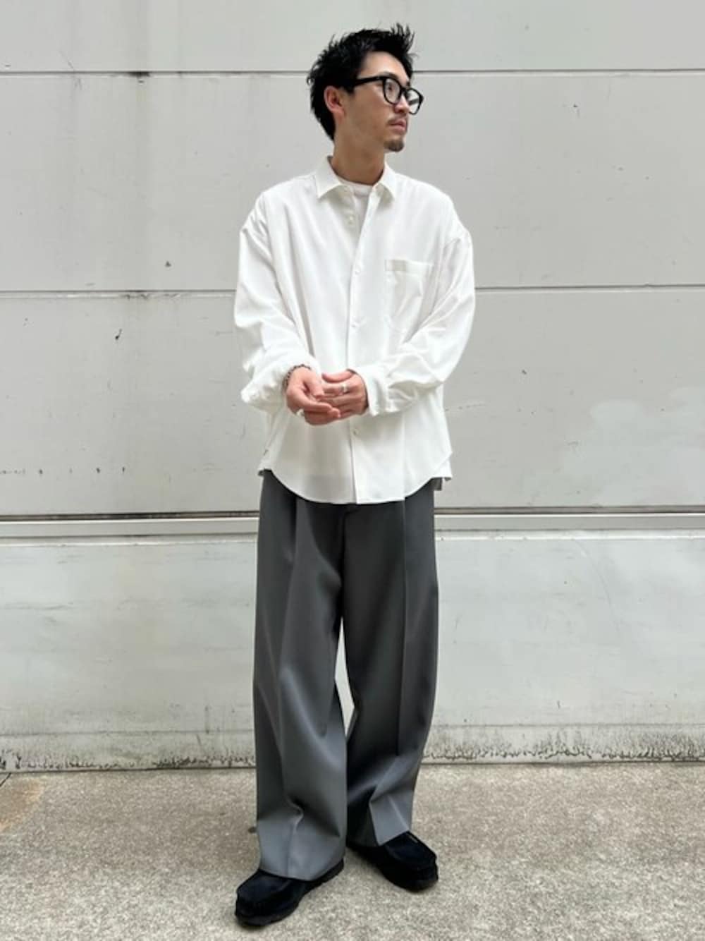 「＃シャツ、#春コーデ、#無地、#フォーマル、#新作、#PUBLICTOKYO」｜「PUBLIC TOKYOのコンフォートリラックスシャツ（シャツ/ブラウス、ホワイト系）」を使った、takushi nomuraさん（メンズ・173cm）の春コーディネートの1枚目の写真