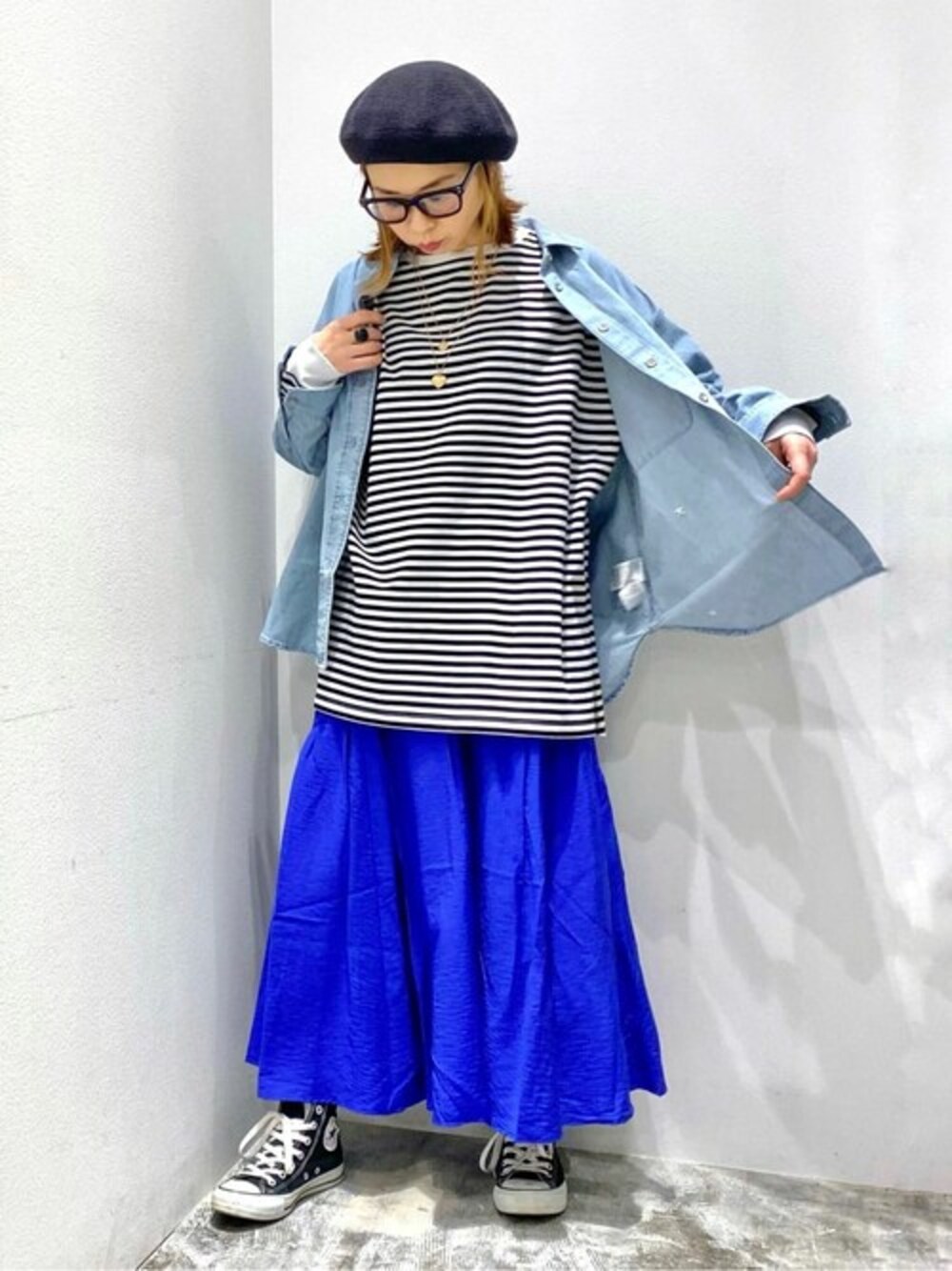 「デニム、シャツ、プチプラ、カジュアルコーデ、体型カバー」｜「AMERICAN HOLICの7周年刺繍デニムシャツ（シャツ/ブラウス、ブルー系）」を使った、mi_ku_902さん（レディース・158cm）の春コーディネートの1枚目の写真