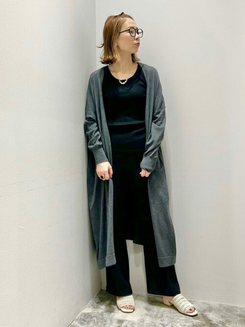 グレー系のカーディガン/ボレロ、ブラック系のインナーウェア/肌着を着用したレディースの夏コーディネートの1枚目の写真