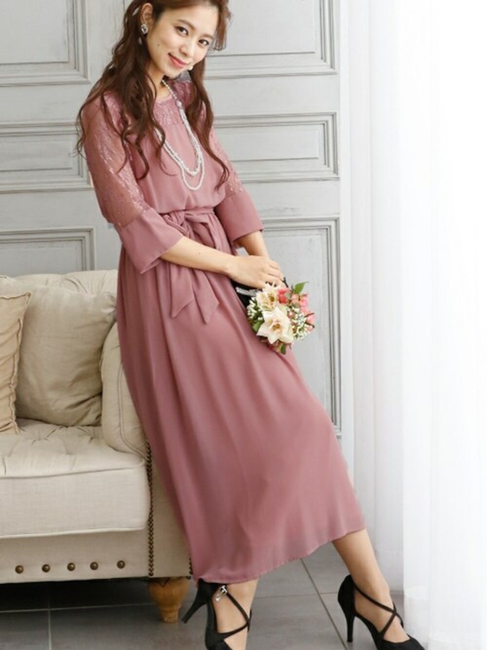 ピンク系のドレスを着用したレディースの秋コーディネートの1枚目の写真