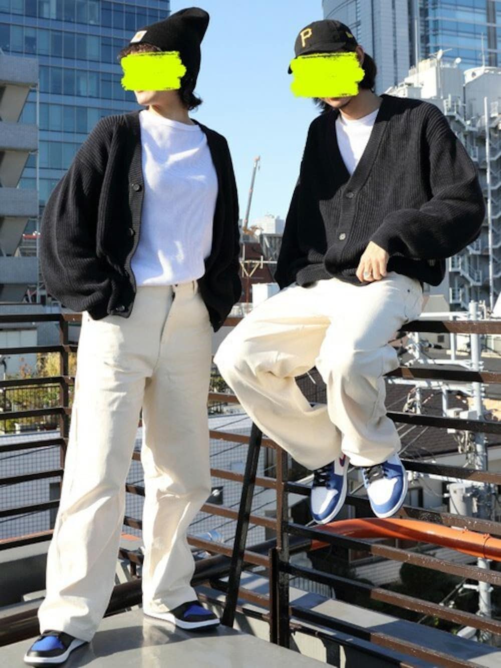 ブラック系のカーディガン/ボレロ、ホワイト系のTシャツ/カットソー、ホワイト系のデニムパンツを着用したメンズの冬コーディネートの1枚目の写真