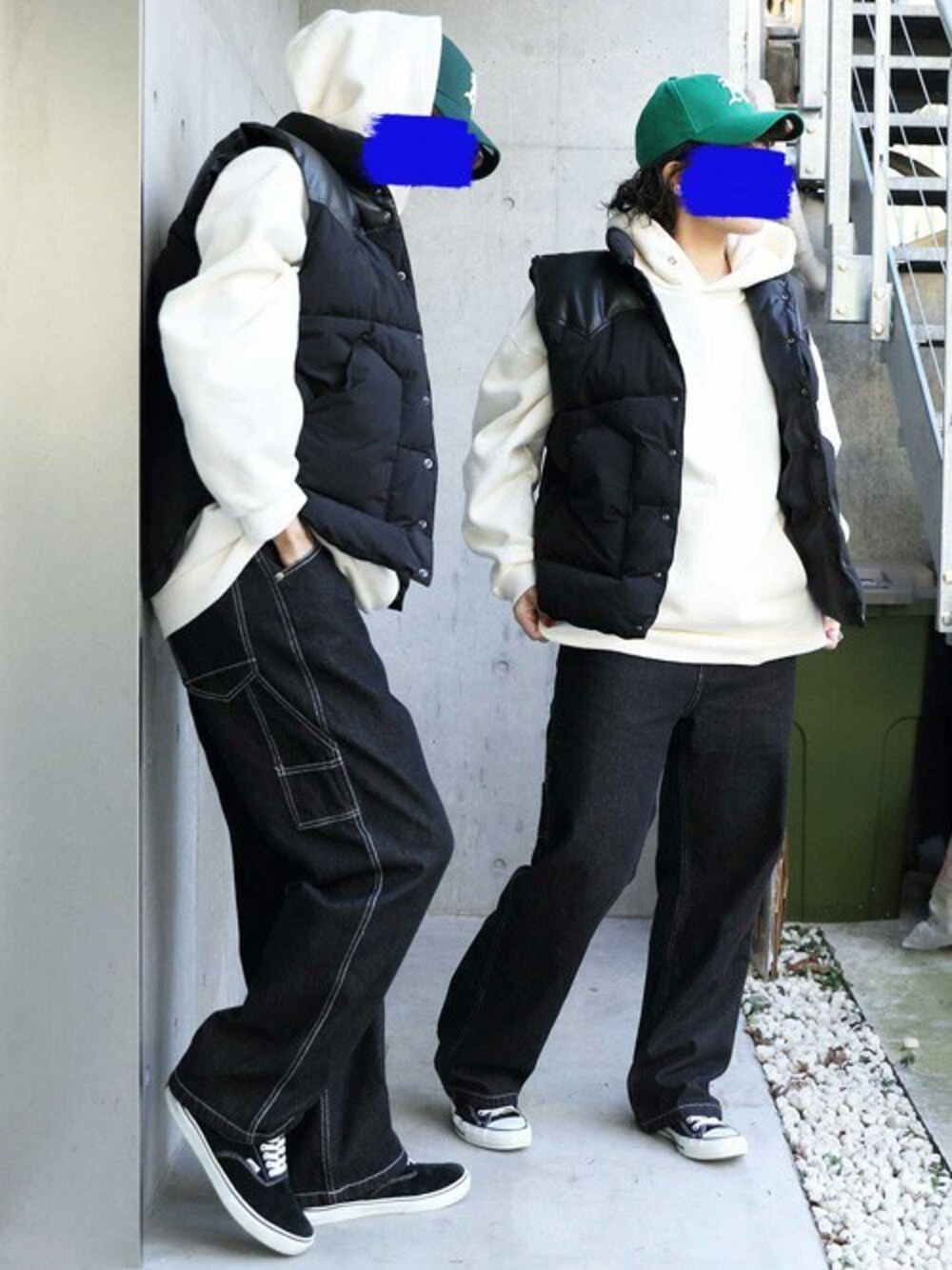 ブラック系のダウンベスト、ベージュ系のパーカー、グレー系のTシャツ/カットソーを着用したメンズの冬コーディネートの1枚目の写真