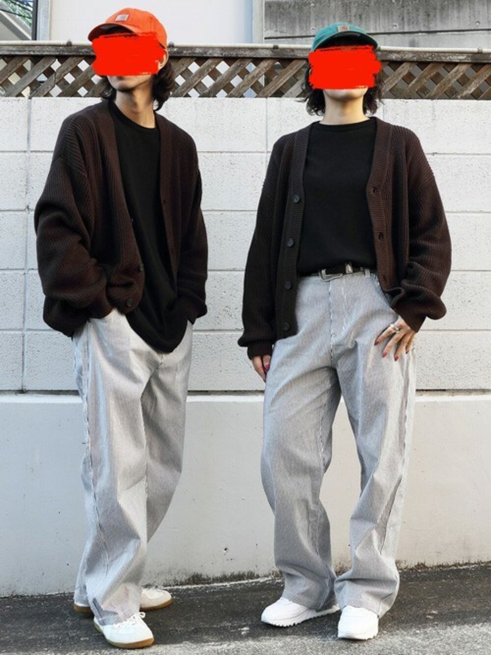 ブラウン系のカーディガン/ボレロ、ブラック系のTシャツ/カットソー、その他のデニムパンツを着用したメンズの冬コーディネートの1枚目の写真